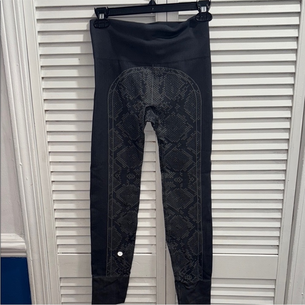 Lululemon gray snakeskin print size small - Picture 2 of 4